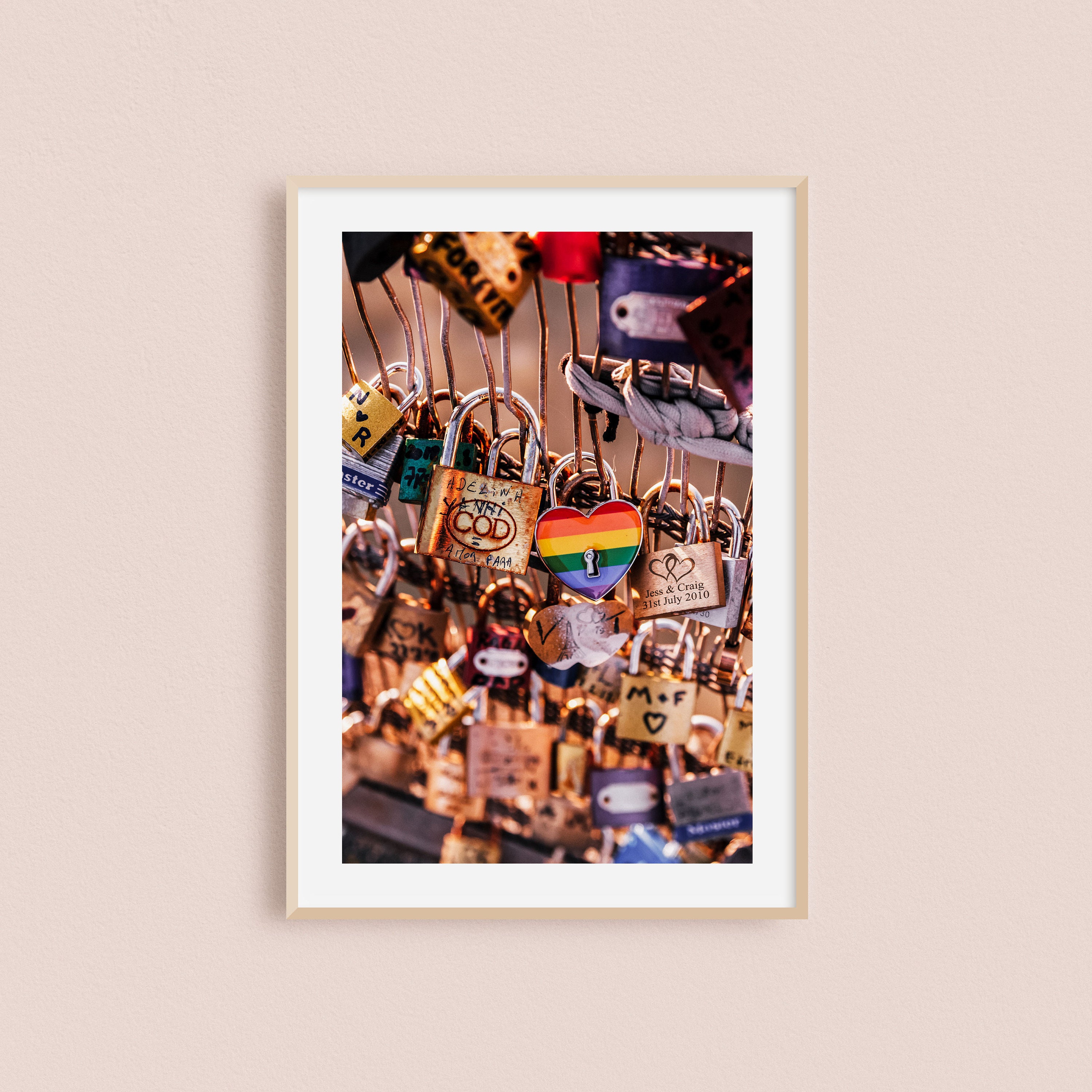 Impression Photo et Toile de Cadenas Parisiens Symbolisant L'amour.