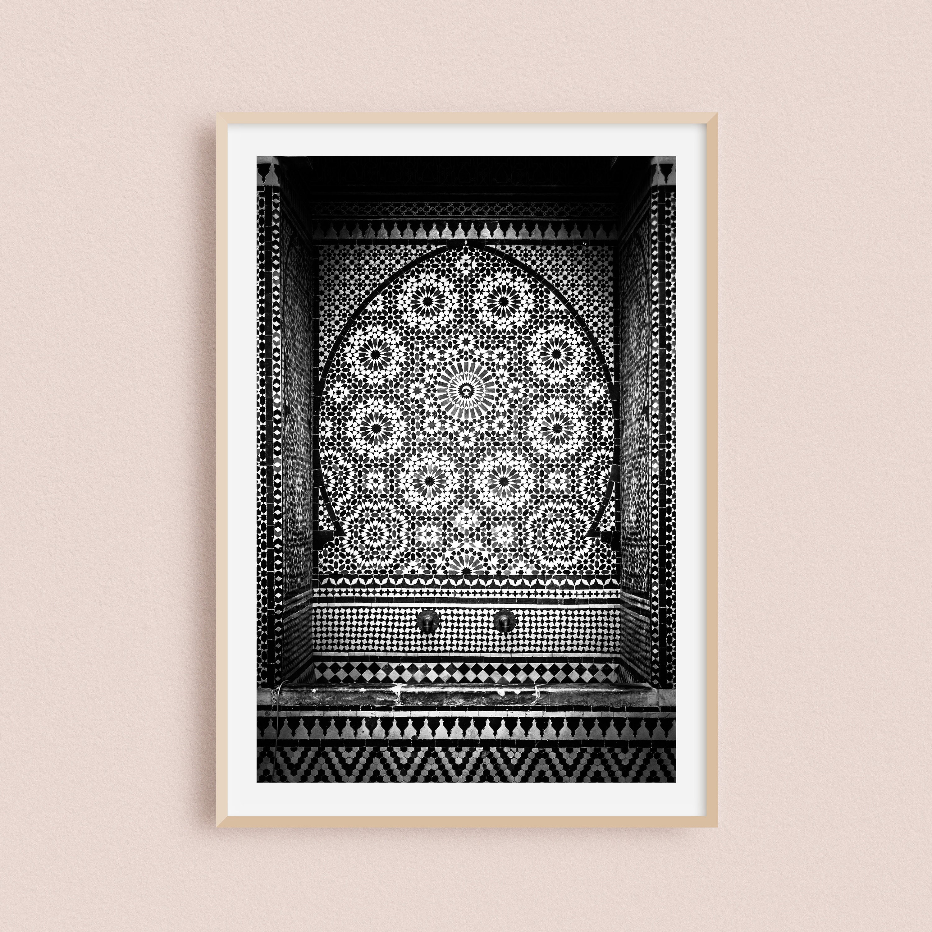 Impression Photo et Toile d'une Fontaine en Zellige Noir Blanc à Marrakech Au Maroc