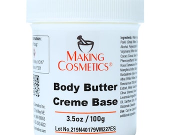 Puede incluir: Un tarro cilíndrico de plástico blanco de Making Cosmetics Body Butter Creme Base. La etiqueta muestra un icono de mortero y mano, el nombre del producto y una lista de ingredientes. El peso neto es 3.5oz / 100g con el lote 219N40179VM227ES.