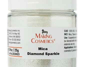 Puede incluir: Un frasco de plástico transparente con tapa blanca de rosca que contiene polvo de mica Diamond Sparkle. La etiqueta muestra el logotipo de MakingCosmetics, el nombre del producto Mica Diamond Sparkle y un peso neto de 25g / 0.9oz.