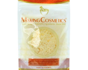 Puede incluir: Una bolsa vertical blanca que contiene ingredientes cosméticos granulares. El envase presenta el logotipo de MakingCosmetics, un icono de mortero y mano, y texto que indica que es materia prima para fabricar cosméticos.