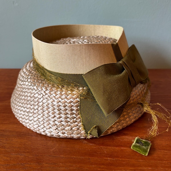 Sombrero vintage de mediados de siglo, tejido en negro, con diamantes de imitación, de los años 40 y 50.