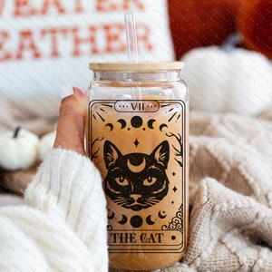 La lata de vidrio de café helado de la carta del tarot del gato, taza de café de la carta del tarot, regalo para el amante del café, regalo para ella, lata de vidrio con tapa de bambú y paja