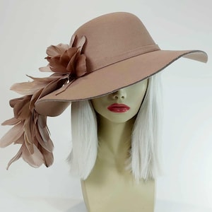 Mokkafarbener Federhut „Vixen and Fox“ | Glamouröser Boho-Hut für Spring Racing, Melbourne Cup, Festivals, Hochzeiten und besondere Anlässe
