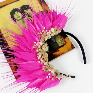 Hot Pink Feather Fascinator with Gold Leaves & Pearls – Fuchsia Vintage Style Race Day Headband, Statement Millinery for Spring Racing