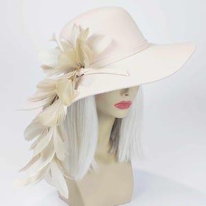 Jasnobeżowy filcowy kapelusz z miękkim kołnierzem i kremowymi piórami Kapelusz Kentucky Derby Race Kapelusz ślubny w stylu vintage, boho, kapelusz na specjalne okazje, kapelusz Royal Ascot