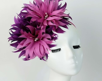 Fascinator con motivo a piuma sfumata magenta, perfetto per il giorno della corsa.