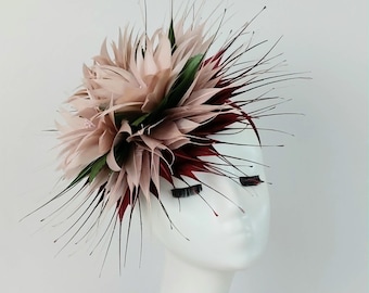 Dusty Pink, Burgund und Olivgrün Feder Blume Fascinator Spring Racing Style