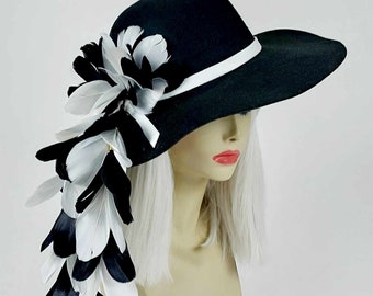 Sombrero de plumas blanco y negro Sombrero de fieltro negro Adorno blanco Sombrero de estilo vintage Sombrero de fieltro negro boho con plumas blancas y negras Sombrero de disquete de los años 70