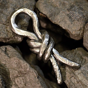 Knotted steel keychain, blacksmith made / 11th anniversary gift / Hand forged iron knot pendant / Untieable double knot / Tying the knot
