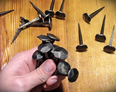 Trimming Shop, 500 perni di Fissaggio in Metallo per Carta Divisa a Testa Tonda con Scatola portaoggetti per Scrapbooking, Artigianato, Fissaggio Documenti – Misure assortite, Colore Oro
