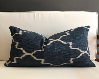 Indigo Ikat Lendenwirbel-Kissenbezug, marineblau, Tribal Boho