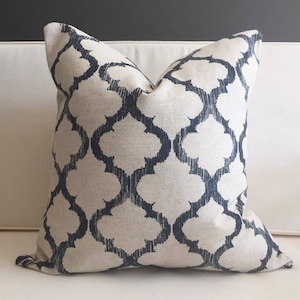 Capa de almofada azul marinho, HUDSON, almofada Ikat azul marinho e creme