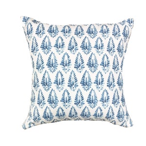 K&ouml;nnte beinhalten: Ein wei&szlig;es quadratisches Kissen mit einem blauen und wei&szlig;en Paisley-Muster.