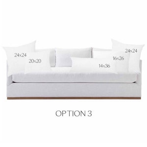 K&ouml;nnte beinhalten: Ein wei&szlig;es Sofa mit Holzsockel und vier Kissen. Die Kissen sind mit ihren Ma&szlig;en beschriftet: 24x24 Zoll, 20x20 Zoll, 16x26 Zoll und 14x36 Zoll. Der Text "OPTION 3" befindet sich unter dem Sofa.