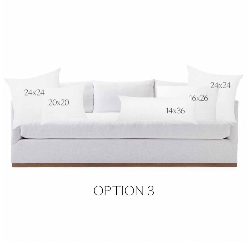 K&ouml;nnte beinhalten: Ein wei&szlig;es Sofa mit Holzsockel und vier Kissen. Die Kissen sind mit ihren Ma&szlig;en beschriftet: 24x24 Zoll, 20x20 Zoll, 16x26 Zoll und 14x36 Zoll. Der Text "OPTION 3" befindet sich unter dem Sofa.