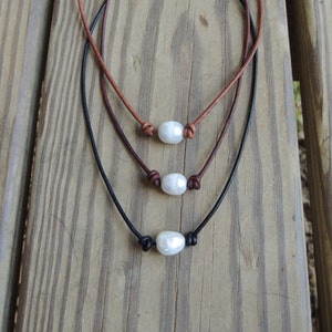 Miscellanee leather and pearl necklace