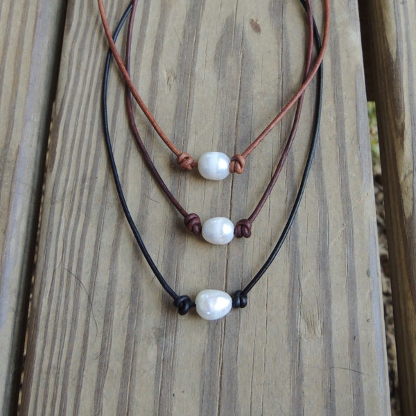 Freshwater pearl and leather necklace - pearl choker - beach necklace - layering necklace - leather choker