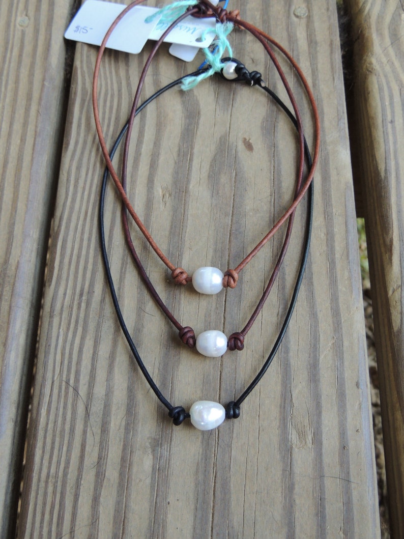 Miscellanee leather and pearl necklace