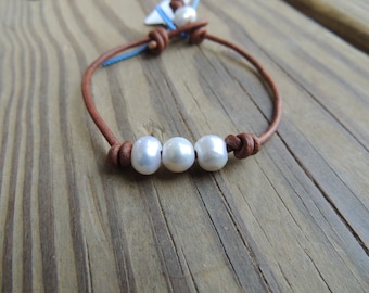Pearl and leather bracelet - Boho bracelet - leather bracelet - pearl bracelet -  beach bracelet - June birthstone - leather and pearl