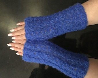 With brushed alpaca silk knitted warm and soft fingerless gloves with a beautiful pattern.