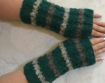 With brushed alpaca knitted, soft and warm fingerless gloves with a beautiful pattern in de Harry Potter slytherin colors.