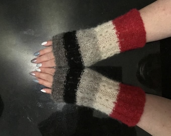 Einzigartig aus Alpakaseide gestrickte, weiche und warme fingerlose Handschuhe mit elegantem Fantasiemuster.