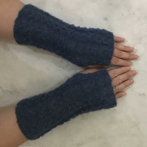 With brushed alpaca silk knitted, soft and warm fingerless gloves with a beautiful pattern.