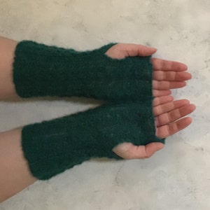 Mit Alpakaseide gestrickten weichen und warmen fingerlosen Handschuhen mit einem schönen Fantasy-Muster Bild 3