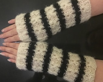 Avec de la soie d’alpaga tricotée, des gants sans doigts doux et chauds avec un motif fantaisie élégant.