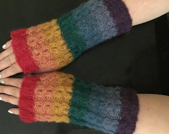 Avec de la soie d’alpaga tricotée, des gants arc-en-ciel doux et chauds sans doigts avec un motif fantaisiste élégant.