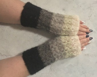 Gants sans doigts doux et chauds tricotés en soie d'alpaga avec un élégant motif fantaisie.