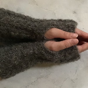 Avec de la soie dalpaga tricotée des gants doux et chauds sans doigts avec un beau motif fantastique image 2