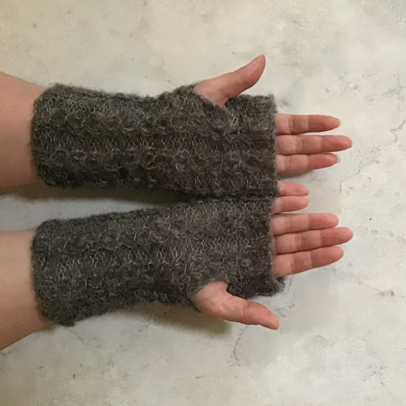 Met alpaca silk gebreide zachte en warme vingerloze handschoenen met een mooi fantasiepatroon afbeelding 3