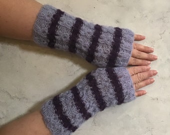 With brushed alpaca knitted, soft and warm fingerless gloves with a beautiful pattern.