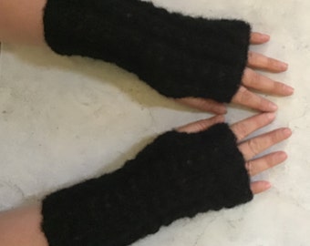 Te miękkie i ciepłe rękawiczki bez palców z pięknym fantazyjnym wzorem są dziergane z szczotkowanego jedwabiu alpaki.