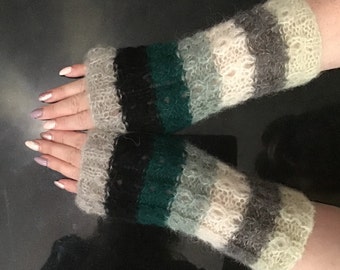 Einzigartig aus Alpakaseide gestrickte, weiche und warme fingerlose Handschuhe mit elegantem Fantasiemuster.