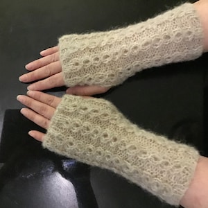 With brushed alpaca knitted, soft and warm fingerless gloves with a beautiful pattern.