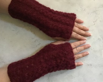 With brushed alpaca silk knitted, soft and warm fingerless gloves with a beautiful pattern.
