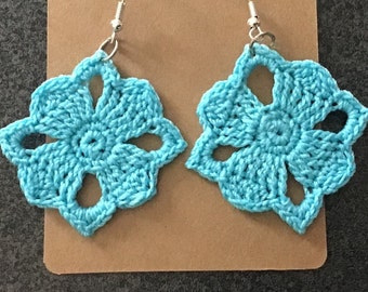 Belles boucles d'oreilles turquoise au crochet élégantes