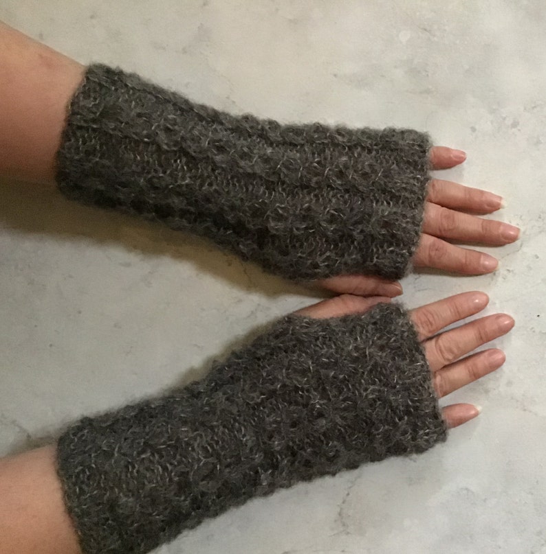 Avec de la soie dalpaga tricotée des gants doux et chauds sans doigts avec un beau motif fantastique image 1