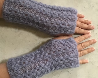 With brushed alpaca silk knitted, soft and warm fingerless gloves with a beautiful pattern.