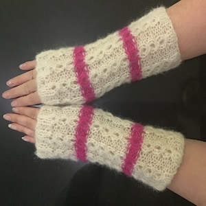 With brushed alpaca knitted, soft and warm fingerless gloves with a beautiful pattern.