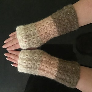 Mjuka och varma fingerlösa vantar stickade av alpackasiden med ett elegant fantasimönster.