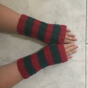 With brushed alpaca knitted, soft and warm fingerless gloves with a beautiful pattern.