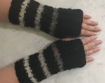 With brushed alpaca knitted, soft and warm fingerless gloves with a beautiful pattern.