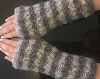 With brushed alpaca knitted, soft and warm fingerless gloves with a beautiful pattern.