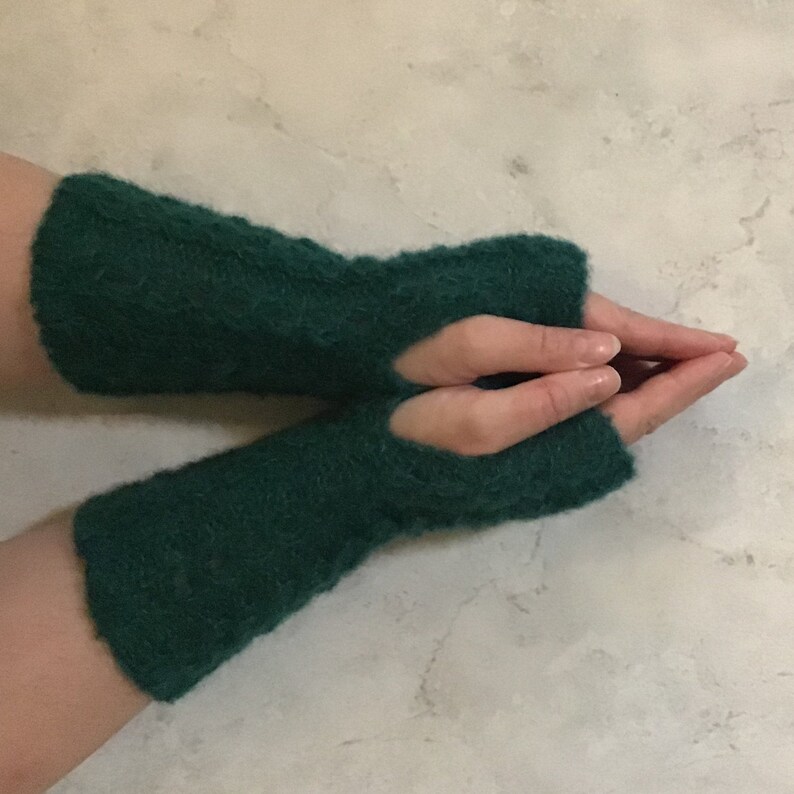 Mit Alpakaseide gestrickten weichen und warmen fingerlosen Handschuhen mit einem schönen Fantasy-Muster Bild 2