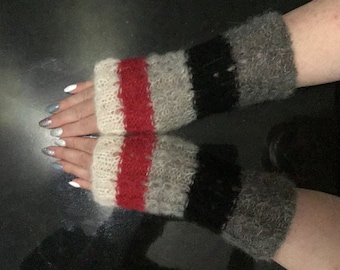 Einzigartig aus Alpakaseide gestrickte, weiche und warme fingerlose Handschuhe mit elegantem Fantasiemuster.