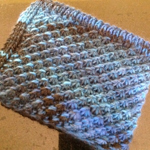 Beautifull handknitted baby blanket, with a nice color variation. Made with west from lang yarns.